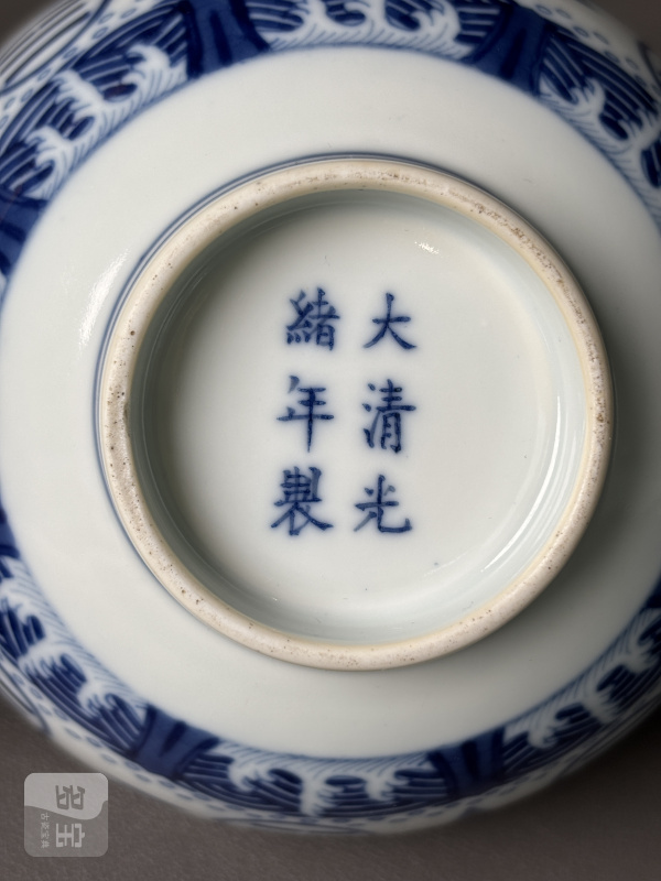 清光绪 青花八卦云鹤纹碗 - 图12